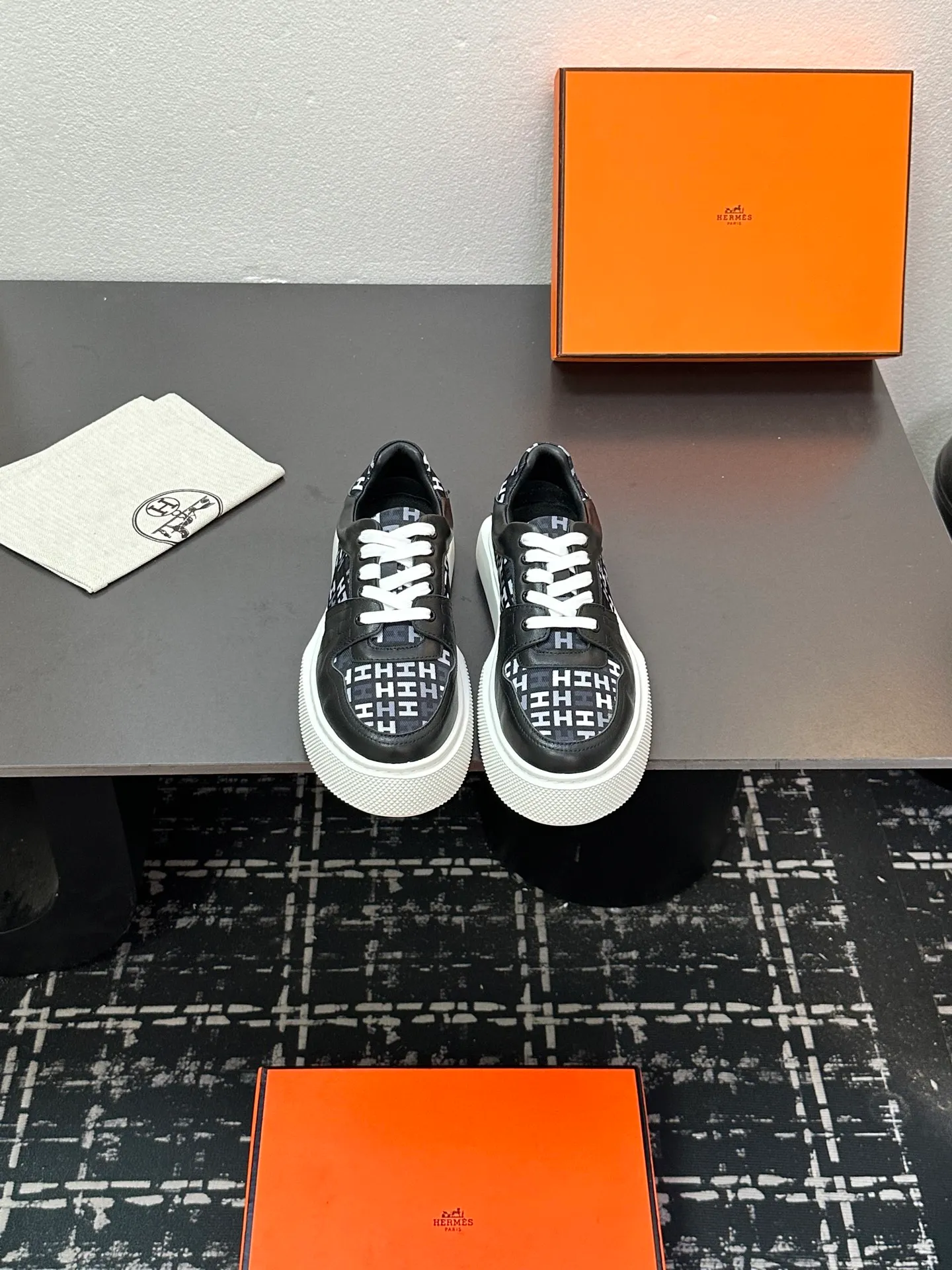 p700💰Men's shoes ❤️❤️Hermes top version# Hermès deep series couple's small white shoes casual skateboard shoes Stylish graphic design to create retro style Upper: cowhide material Lining: sheepskin lining Outsole: TPU outsole Size: 38-45